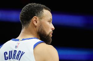 追梦:一位高水平NBA球员和库里一起训练10分钟后呕吐 之后放弃