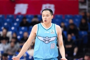 青岛注册13名球员:王奕博D类合同还剩两年 王睿泽续签3年C类合同