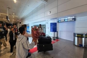 新援德沃恩·艾库恩·珀塞尔抵达长春 球迷热情接机