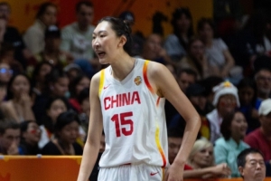 差距太大!中国女篮本场抢下22个篮板 法国女篮43个