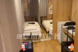 甚至不如大学宿舍?媒体人晒中国男篮前方住宿条件 三人挤小房间