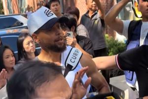 库里互动签名时罕见生气连续要求球迷退后!无奈秩序混乱只能离开