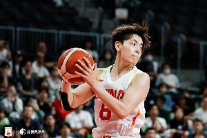 失误偏多!杨舒予13投7中得到15分7板1助1帽 出现6失误