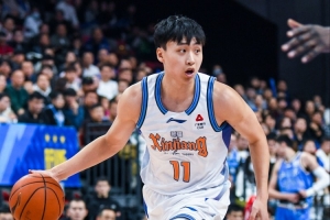 状态不错!齐麟多次冲击内线 半场12中6贡献13分2板1助1断