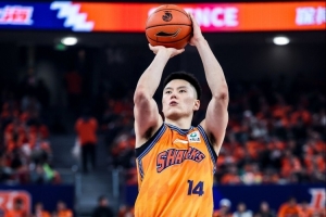 敢打敢拼!李弘权7投3中得到8分5板3助1断0失误 正负值+27