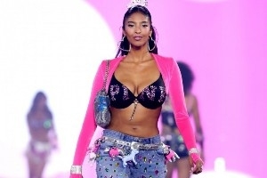 气场全开!科比大女儿娜塔莉亚迎维密首秀 黑色文胸亮粉披肩惊艳