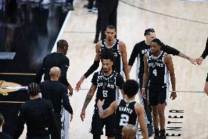 海伍德:马刺尝试三后卫很明智 5000万年薪的福克斯不可能打替补